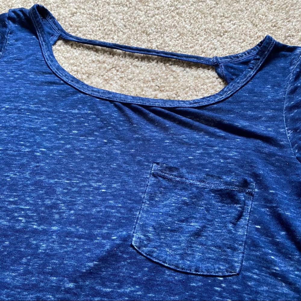 Flowy Open-Back Shirt - Picture 3 of 4